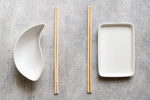 White Empty Plates Bamboo Chopsticks Gray Background Copy Space — Stockfoto
