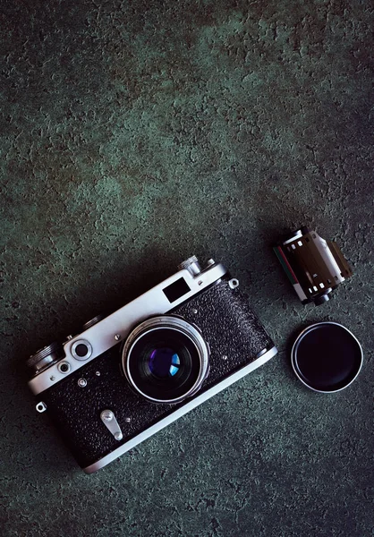 ヴィンテージの35Mmカメラとフィルムリールのクローズアップ トップビュー — ストック写真