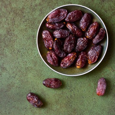 Medjool yeşil arkaplanda meyve tarihleri