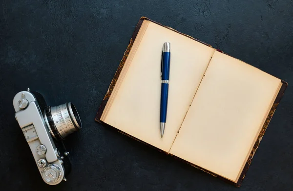 Old Open Book Blank Pages Vintage Camera Dark Background Top — Stock Photo, Image