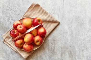 Bir tabakta olgun sarı ve kırmızı elmalar, sağlıklı beslenme, üst görünüm