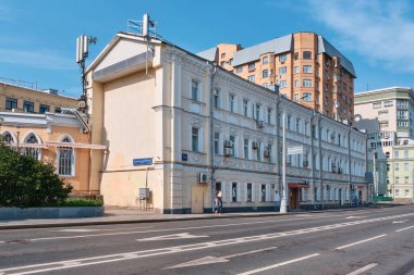 1917 'de inşa edilen eski bina, şimdi bir iş merkezi olan Sadovaya-Samotoyachnaya, tarihi: Moskova, Rusya - 13 Eylül 2021