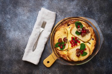 Sıcak süzme peynir güveci ya da kıtır ekmekli puding ve bardakta taze böğürtlen, sağlıklı yemek, tatlı.