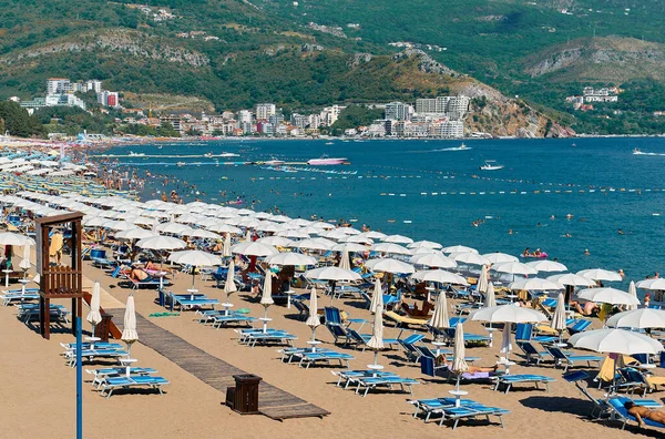 Vista Sombrillas Tumbonas Mar Playa Turística Becici Montenegro Becici Agosto — Foto de Stock