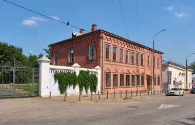 1903 'te Pokrovskoye' deki Aziz Niklas Kilisesi 'nde ikamet eden din adamlarının manzarası: Moskova, Rusya - 09 Ağustos 2021