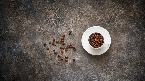 Grains Café Torréfiés Tasse Blanche Sur Fond Texturé Pierre Avec — Photo