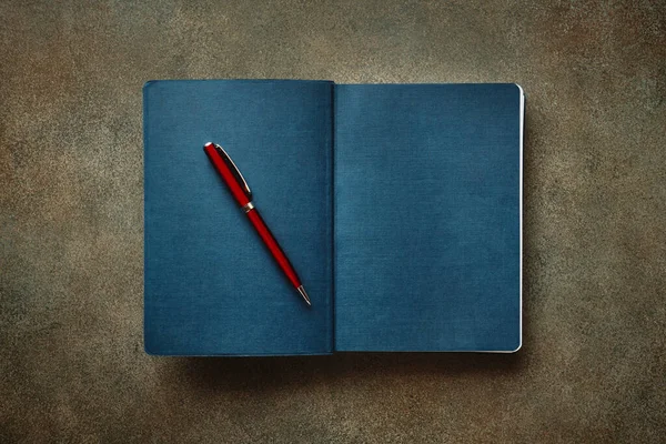 Schöne Rote Füllfederhalter Ruht Auf Strukturierten Blauen Tagebuch Nahaufnahme Stilisiert — Stockfoto