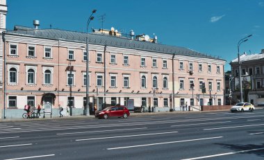 RSDLP şehir bölgesinin devrim komitesinin 1917 yılında kurulduğu tarihi bir bina olan Prospekt Mira Caddesi 'ndeki Romanov eski hanının görüntüsü: Moskova, Rusya - 23 Ağustos 2021