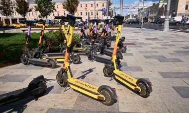 Çevre taşımacılığı kavramı, kamu kullanımı için elektrikli scooterlar Moskova, Rusya - 23 Ağustos 2021