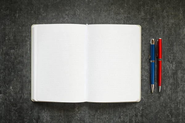 Open Blank Notebook Colored Metallic Pens Dark Gray Background — Stock Photo, Image