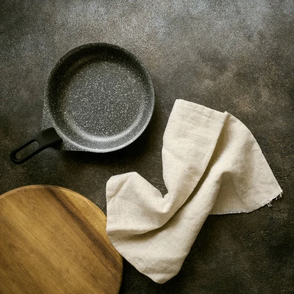 Empty Serving Pan Cutting Board Linen Napkin Top View Close — Stock Photo, Image