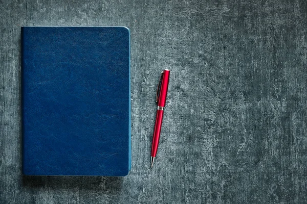 Blaues Business Tagebuch Aus Leder Und Roter Kugelschreiber Auf Grauem — Stockfoto