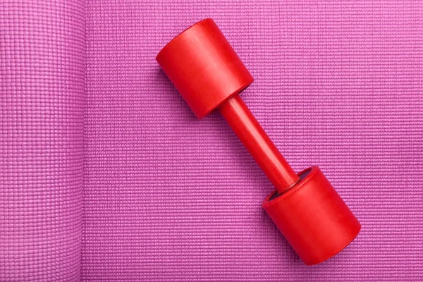 Jeden Červený Činka Ležící Gumové Gymnastika Podložka Zblízka — Stock fotografie