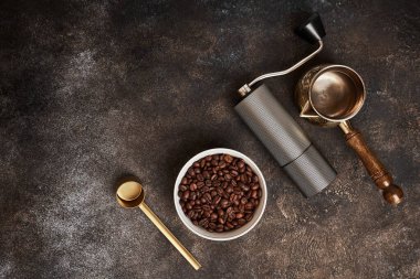 Cezve 'de kahve demleme araçları koyu masa üzerinde fotokopi alanı, düz alan, üst görünüm