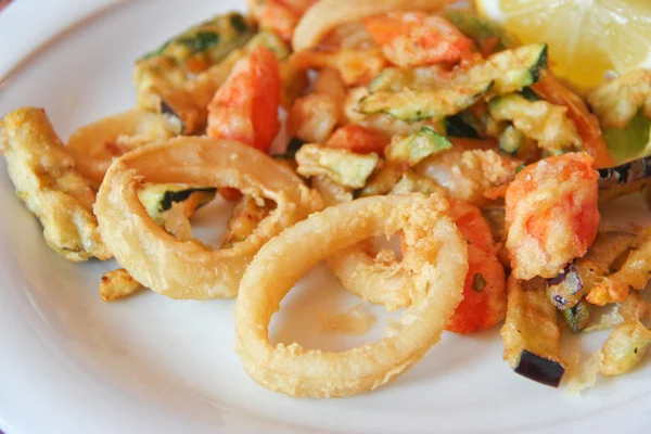 Fried mixed seafood and vegetables — Stock Photo, Image