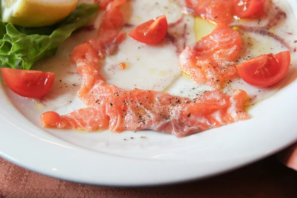 Slices of raw salmon and tuna — Stock Photo, Image