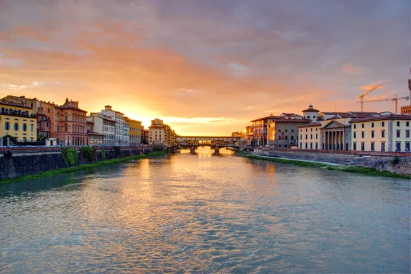 Ponte vecchio, arno Nehri üzerinde gün batımı. — Stok fotoğraf