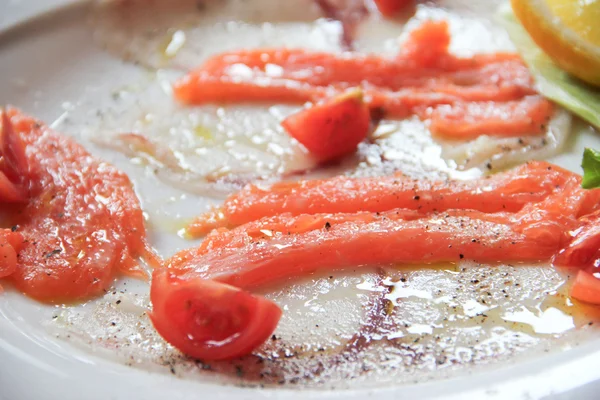 Fatias de salmão e atum em bruto — Fotografia de Stock