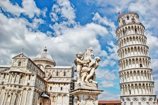 Pisa, místo zázraků, šikmou věž a katedrálu křtitelnice, Itálie — Stock fotografie