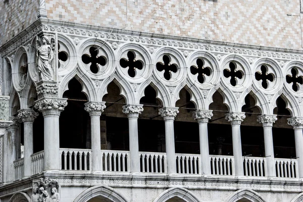 Closeup dóžete s palác bílé síťovou fasády v Benátkách, Itálie — Stock fotografie