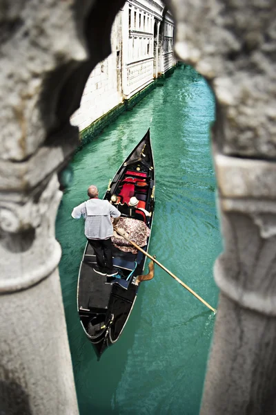 Gondola with gondolier under Bridge of Sighs in Venice, Italy — Stock Photo, Image