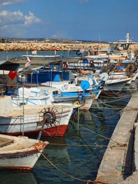 bir yatakta yanında eski yatlar