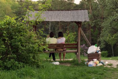 genç bir çift bir parkta bankta