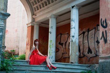 Kırmızı elbiseli kız.