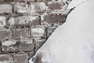 Kırık sıva ile eski tuğla duvar