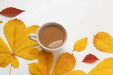 sonbahar yapraklı kahve.