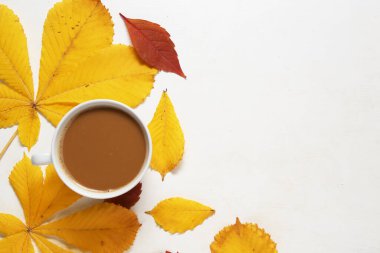 sonbahar yapraklı kahve.