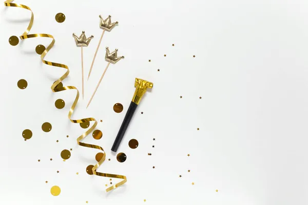 Beyaz arka planda altın yıldızlar, taç ve süslemeler