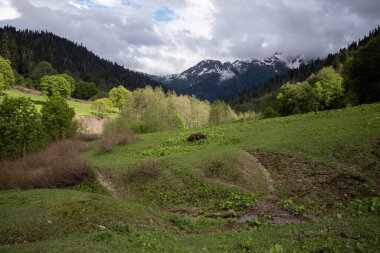 Alp dağları ve bulutlar arka plan
