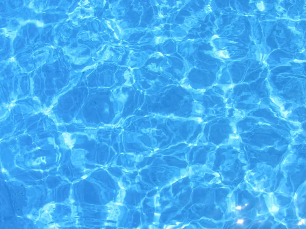 Dalgalar dalgalanır deniz suyunda