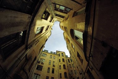 Eski ev güzel gökyüzü manzaralı