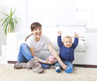 Anne ve oğul Divan tasarruf hakkında bilgi edinin