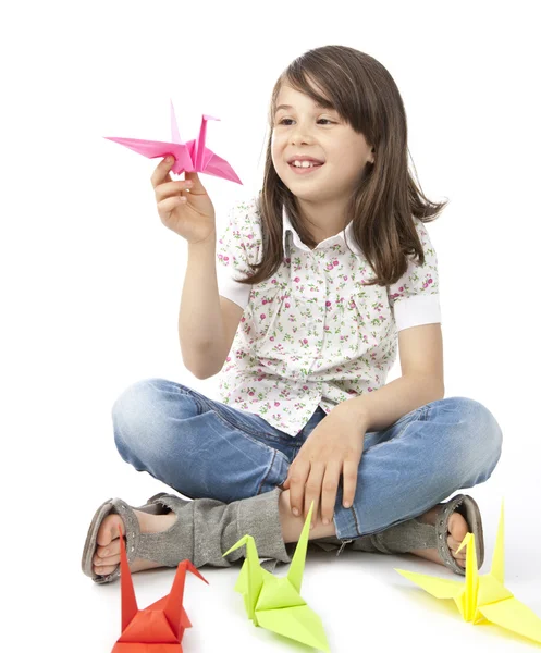 Симпатичная девушка с птицами оригами — стоковое фото