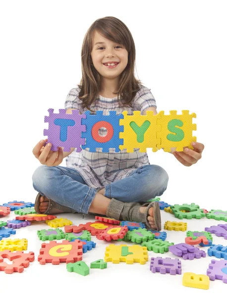 Barn leker med bokstäver — Stockfoto