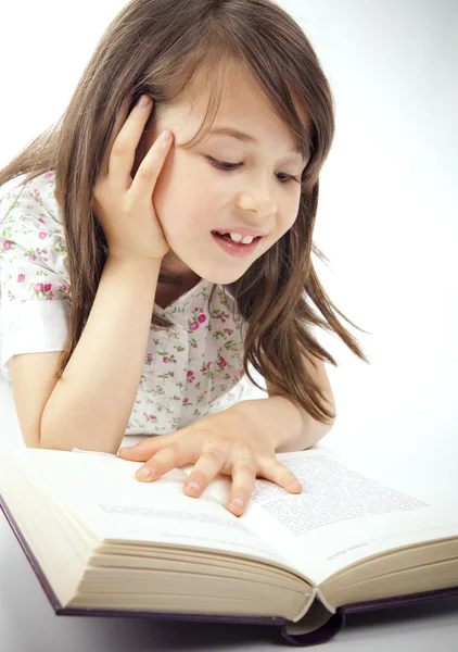 Sød glad lille pige læser en bog - Stock-foto