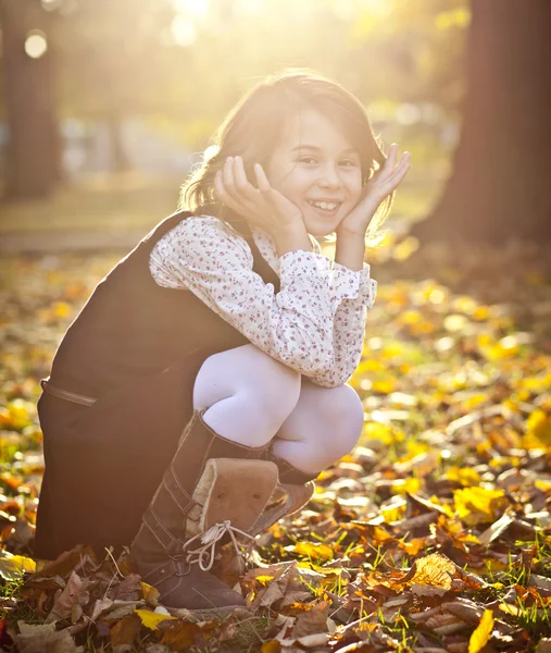可爱的女孩我片秋色的公园 — 图库照片