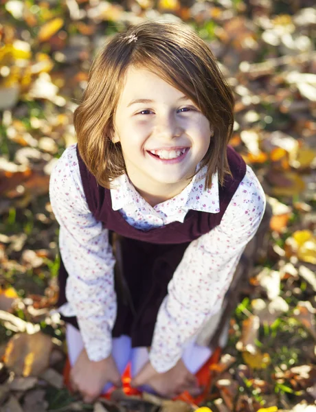 Cute girl i autumn park — Stock Photo, Image