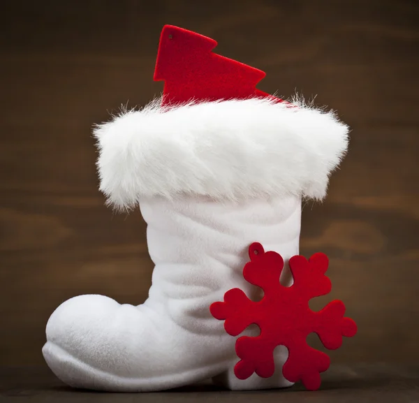 Weihnachtsmannstiefel mit glänzenden Ornamenten — Stockfoto