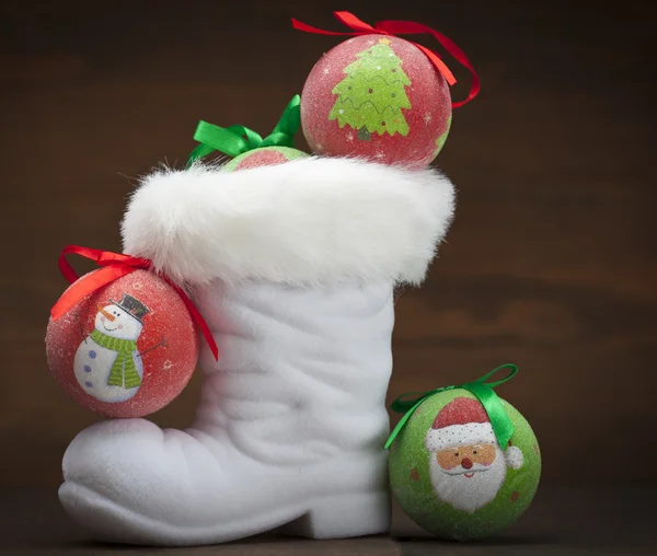 Bota de Papai Noel com ornamento — Fotografia de Stock