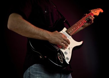 Adama elektrik gitar çalmak