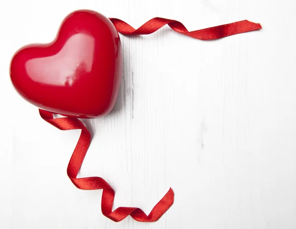 Καρδιά με κόκκινη κορδέλα — Φωτογραφία Αρχείου