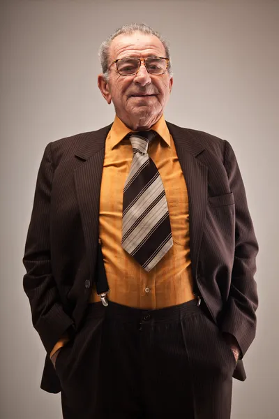 Takım elbiseli yaşlı adam portresi