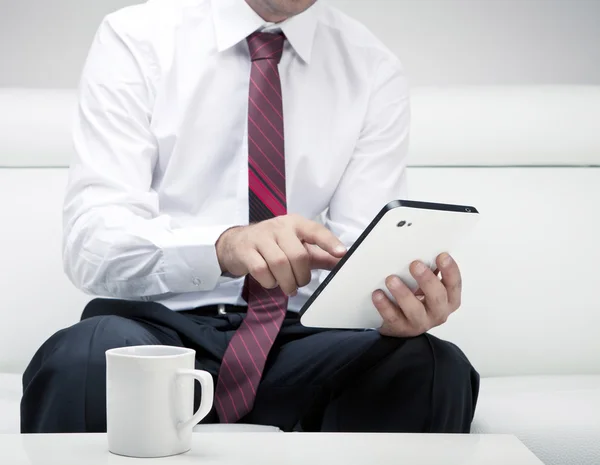 Geschäftsmann arbeitet an Tablet — Stockfoto