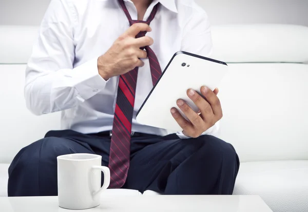 Geschäftsmann arbeitet an Tablet — Stockfoto