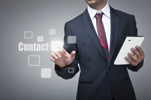 on kişi bir düğmeye tablet ile işadamı