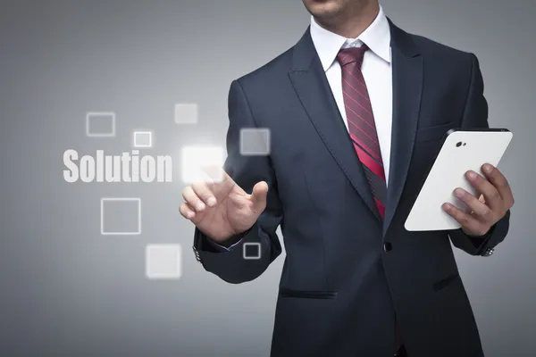 bir çözüm düğmeye tablet ile işadamı